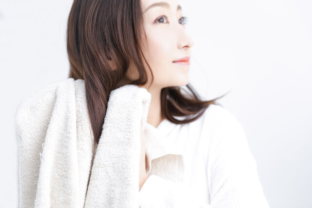 タオルドライをする女性