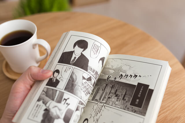漫画を読む人