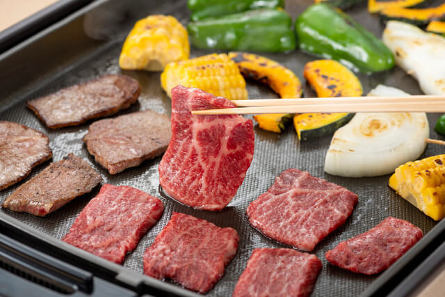 ホットプレートで焼かれている肉