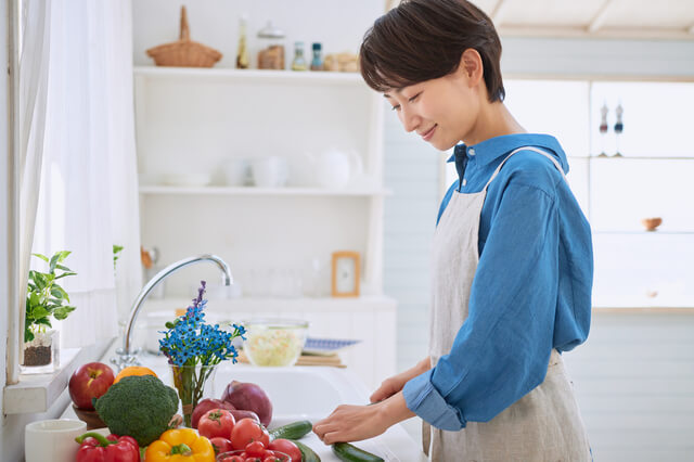 キッチンに立つ女性