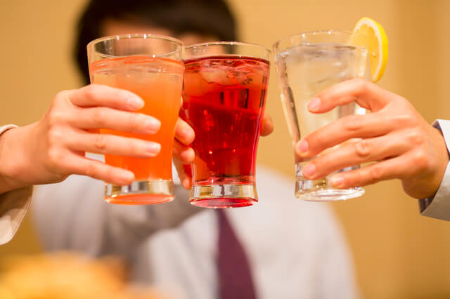 チューハイで乾杯する人々