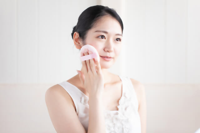 メイクをする女性