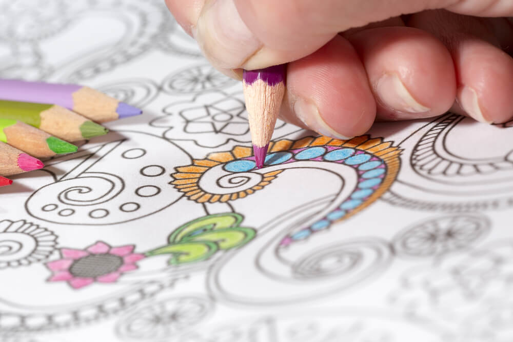 色鉛筆を使って塗り絵をしている様子