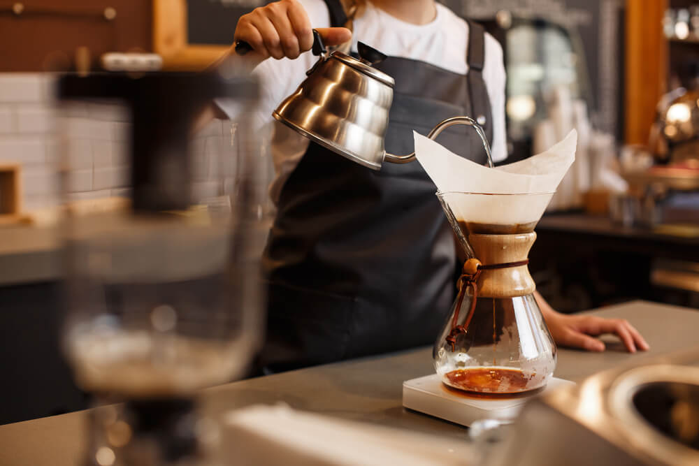 喫茶店でコーヒーを淹れるプロのバリスタ
