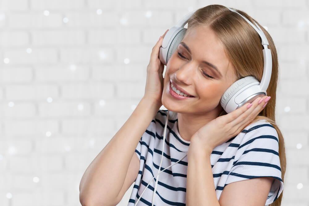 ヘッドホンで音楽を聴く女性