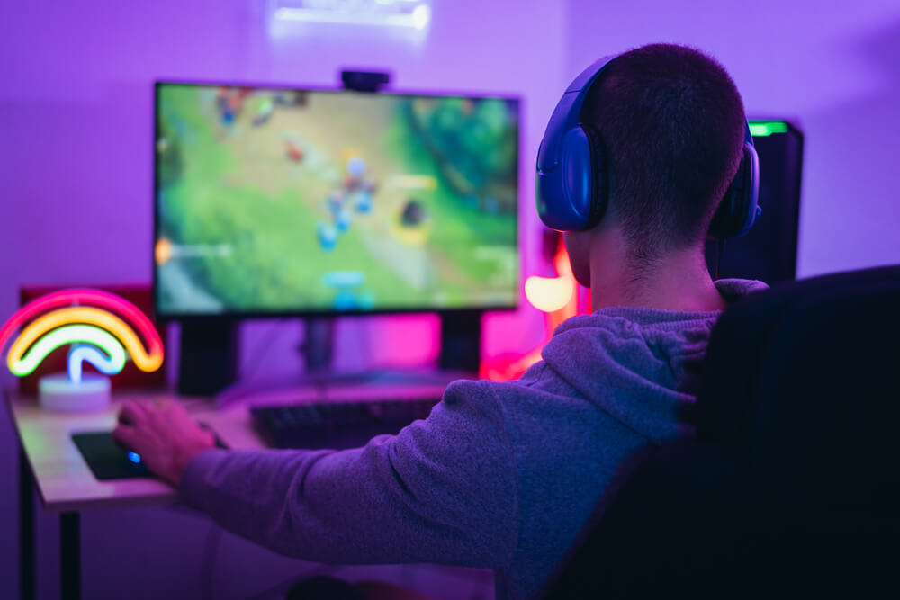 オンラインビデオゲームをする若いゲーマー