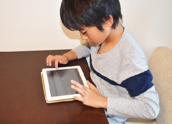 映像学習をする子供
