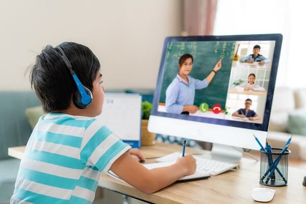 オンラインで個別学習をする子供