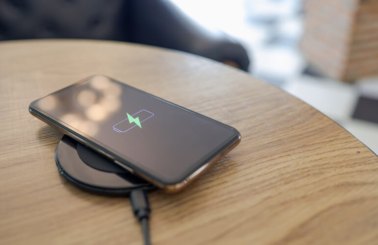 充電中の携帯電話