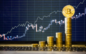 チャートの前で積み上げられたビットコイン